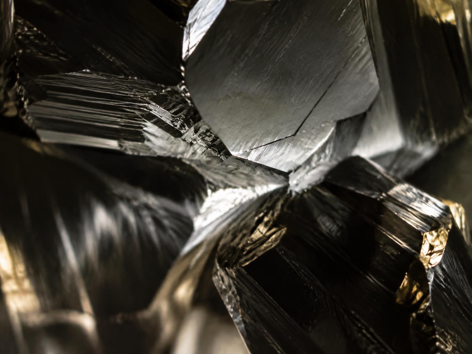 Abstract macro study of crystalline structures refracting light